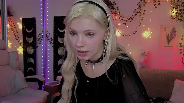 Moonlight Mia online show from 10.25.25