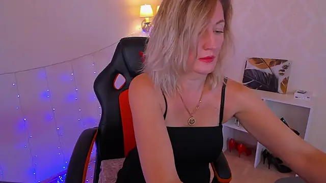 Snapshot of AriFleow chatting on 09.19.25 AriFleow online show from 09.19.25