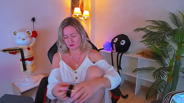 Snapshot of AriFleow chatting on 10.22.25 AriFleow online show from 10.22.25