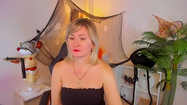 Snapshot of AriFleow chatting on 11.16.25 AriFleow online show from 11.16.25