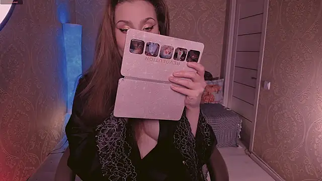 Eesmaaarrr online show from 10.14.25