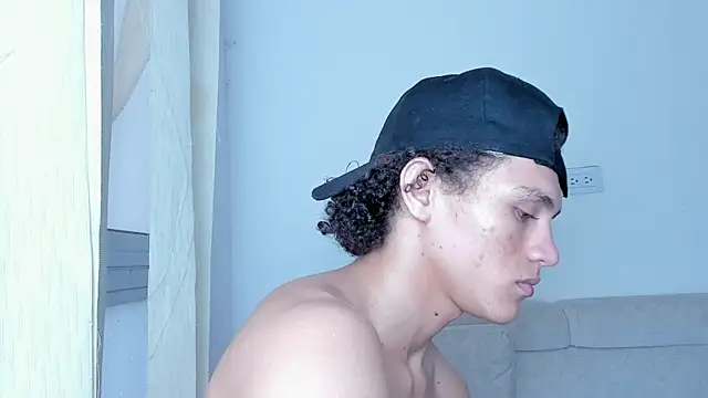 Snapshot of laurent_nova chatting on 01.28.25 laurent nova online show from 01.28.25