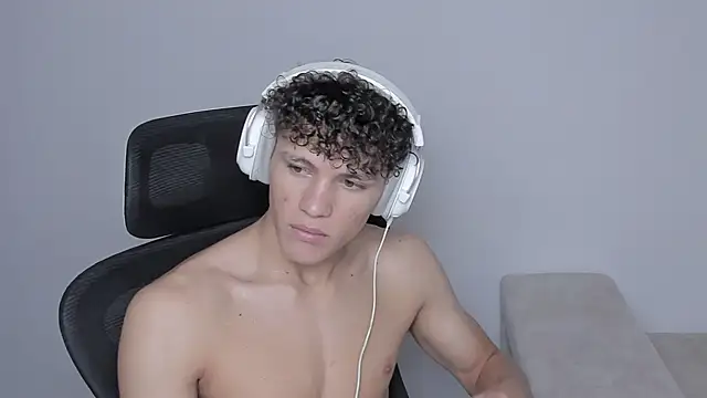 Snapshot of laurent_nova chatting on 09.22.25 laurent nova online show from 09.22.25