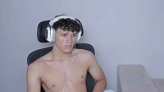 Snapshot of laurent_nova chatting on 09.23.25 laurent nova online show from 09.23.25