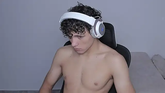 Snapshot of laurent_nova chatting on 09.28.25 laurent nova online show from 09.28.25