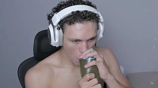 Snapshot of laurent_nova chatting on 10.23.25 laurent nova online show from 10.23.25