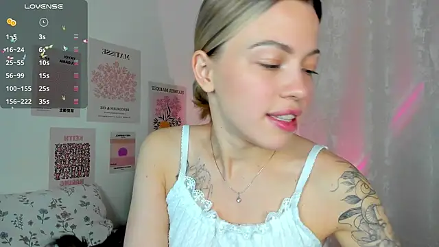 Snapshot of damn_cutie chatting on 12.10.24 damn cutie online show from 12.10.24