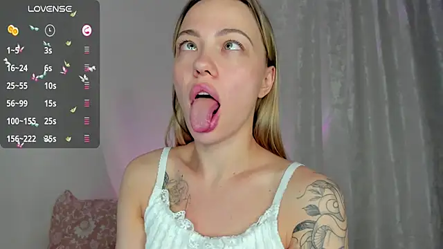 Snapshot of damn_cutie chatting on 01.13.25 damn cutie online show from 01.13.25