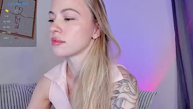 Snapshot of damn_cutie chatting on 11.21.25 damn cutie online show from 11.21.25