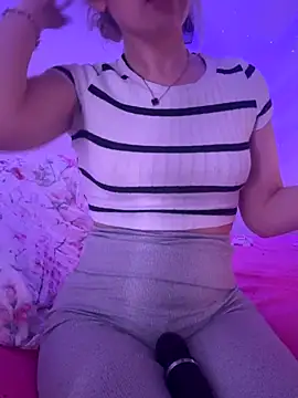 Snapshot of Holly-Glamour chatting on 12.17.25 Holly-Glamour online show from 12.17.25