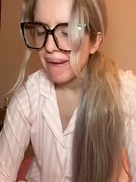 Snapshot of Holly-Glamour chatting on 02.04.26 Holly-Glamour online show from 02.04.26