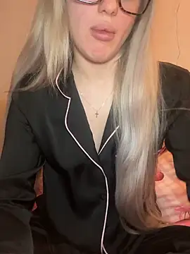 Snapshot of Holly-Glamour chatting on 02.12.26 Holly-Glamour online show from 02.12.26