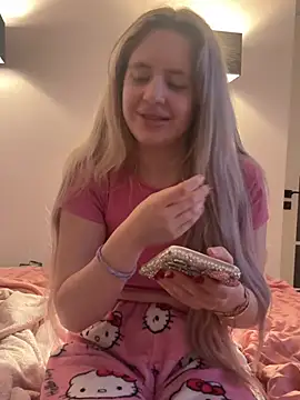 Holly-Glamour online show from 03.04.26