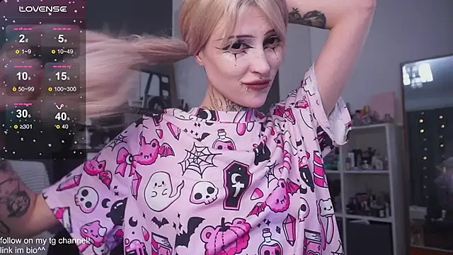 Snapshot of fraulein_mooon chatting on 09.23.25 fraulein mooon online show from 09.23.25