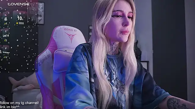 Snapshot of fraulein_mooon chatting on 11.24.25 fraulein mooon online show from 11.24.25