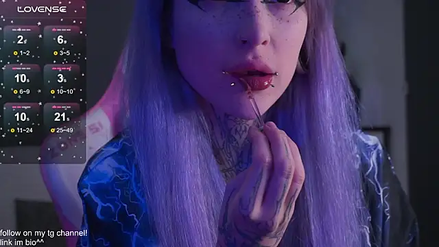 Snapshot of fraulein_mooon chatting on 11.26.25 fraulein mooon online show from 11.26.25