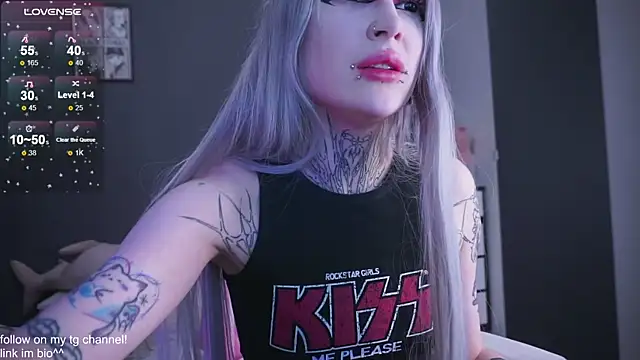 Snapshot of fraulein_mooon chatting on 12.17.25 fraulein mooon online show from 12.17.25