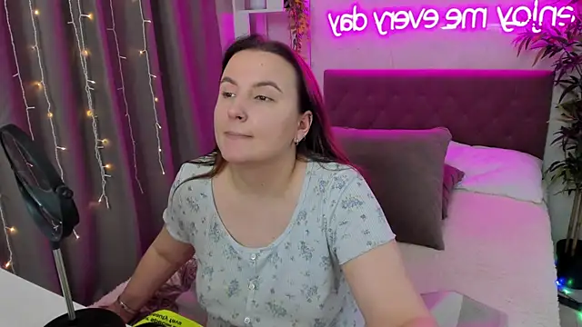 Snapshot of FeralPeach chatting on 12.07.24 FeralPeach online show from 12.07.24