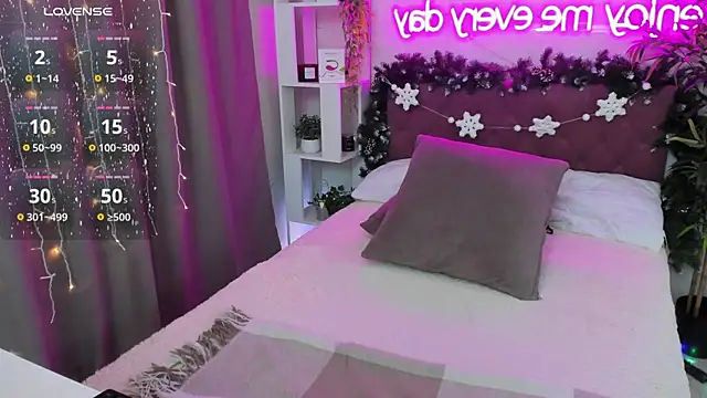 Snapshot of FeralPeach chatting on 01.04.25 FeralPeach online show from 01.04.25