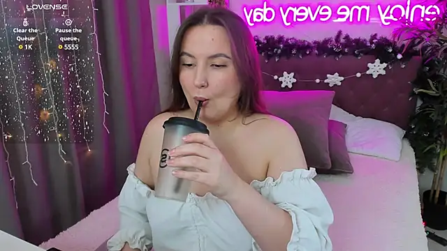 Snapshot of FeralPeach chatting on 01.19.25 FeralPeach online show from 01.19.25