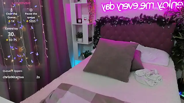 Snapshot of FeralPeach chatting on 01.26.25 FeralPeach online show from 01.26.25