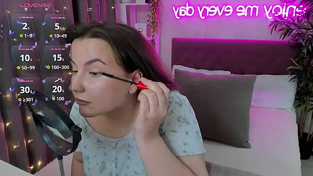 Snapshot of FeralPeach chatting on 09.11.25 FeralPeach online show from 09.11.25