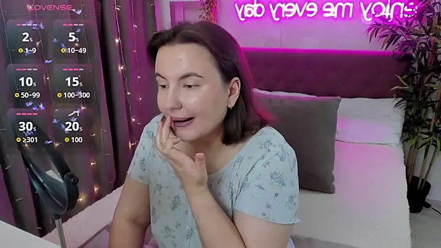 Snapshot of FeralPeach chatting on 09.19.25 FeralPeach online show from 09.19.25