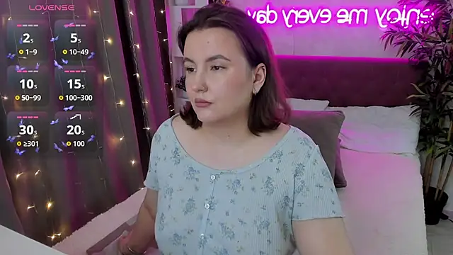 Snapshot of FeralPeach chatting on 09.26.25 FeralPeach online show from 09.26.25