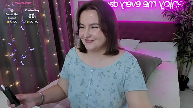 Snapshot of FeralPeach chatting on 10.01.25 FeralPeach online show from 10.01.25