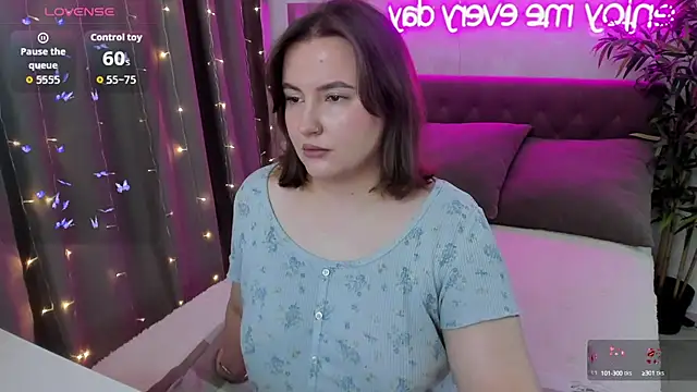 Snapshot of FeralPeach chatting on 10.04.25 FeralPeach online show from 10.04.25