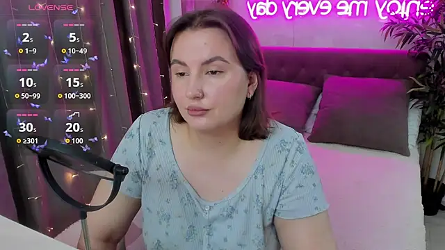 Snapshot of FeralPeach chatting on 10.09.25 FeralPeach online show from 10.09.25