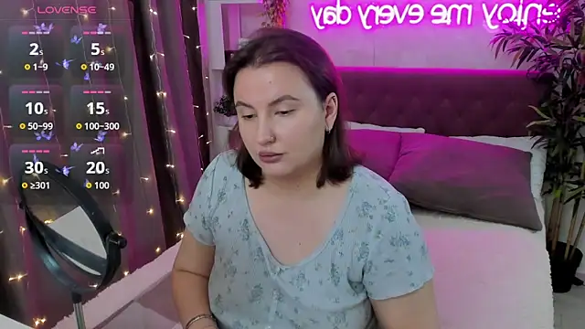 Snapshot of FeralPeach chatting on 10.10.25 FeralPeach online show from 10.10.25