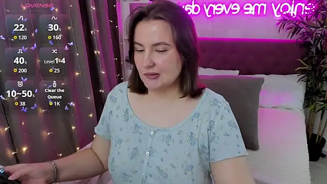 Snapshot of FeralPeach chatting on 10.15.25 FeralPeach online show from 10.15.25