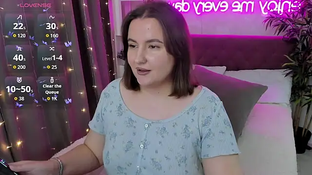 Snapshot of FeralPeach chatting on 10.17.25 FeralPeach online show from 10.17.25