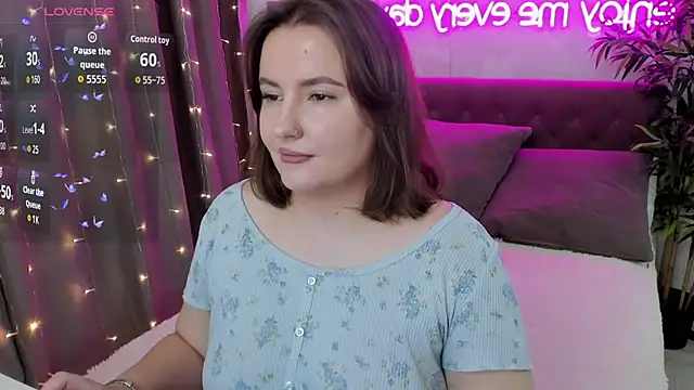 Snapshot of FeralPeach chatting on 10.18.25 FeralPeach online show from 10.18.25