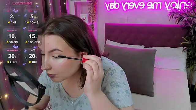 Snapshot of FeralPeach chatting on 10.25.25 FeralPeach online show from 10.25.25