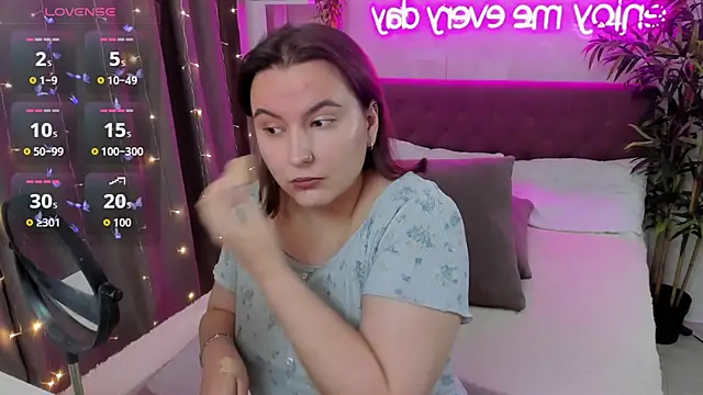 Snapshot of FeralPeach chatting on 10.26.25 FeralPeach online show from 10.26.25