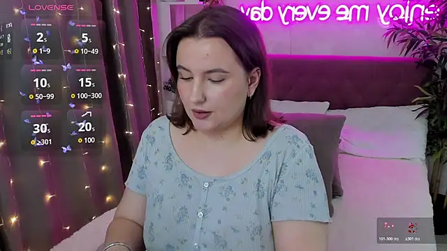 Snapshot of FeralPeach chatting on 11.02.25 FeralPeach online show from 11.02.25