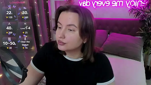 Snapshot of FeralPeach chatting on 11.05.25 FeralPeach online show from 11.05.25