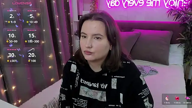 Snapshot of FeralPeach chatting on 11.07.25 FeralPeach online show from 11.07.25