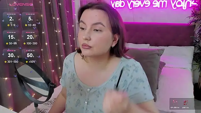 Snapshot of FeralPeach chatting on 11.15.25 FeralPeach online show from 11.15.25