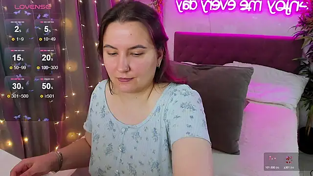 Snapshot of FeralPeach chatting on 11.19.25 FeralPeach online show from 11.19.25