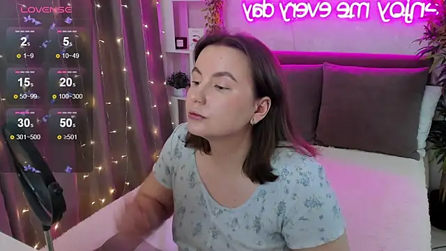 Snapshot of FeralPeach chatting on 11.21.25 FeralPeach online show from 11.21.25