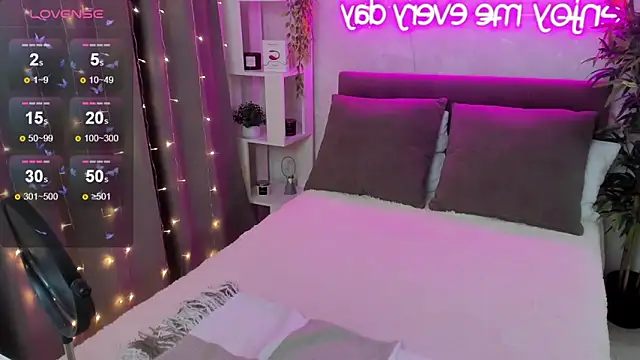 Snapshot of FeralPeach chatting on 11.27.25 FeralPeach online show from 11.27.25