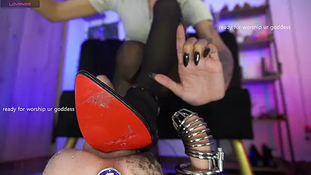 Snapshot of MissKorah chatting on 11.30.25 MissKorah online show from 11.30.25