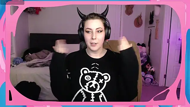 Snapshot of CirqueNoirBlu chatting on 10.03.25 CirqueNoirBlu online show from 10.03.25