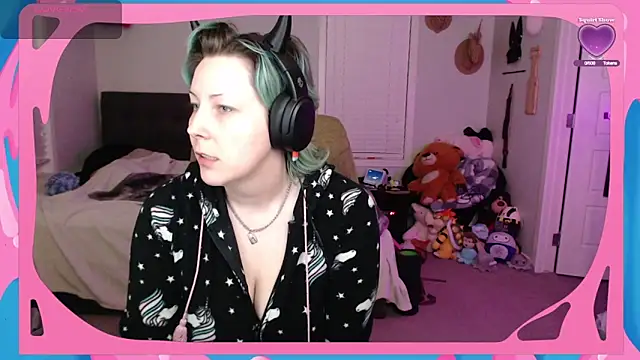 Snapshot of CirqueNoirBlu chatting on 10.08.25 CirqueNoirBlu online show from 10.08.25