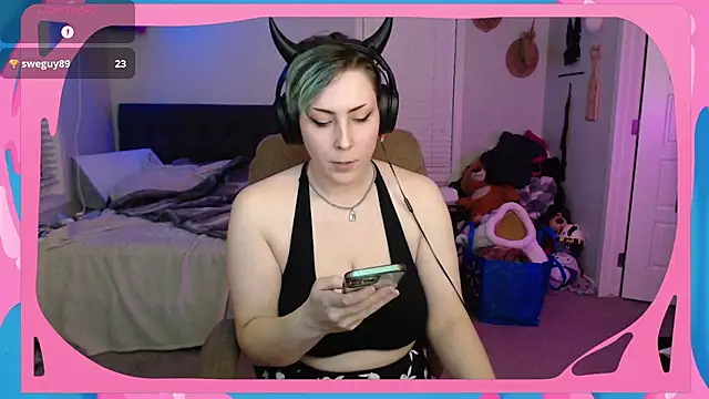 Snapshot of CirqueNoirBlu chatting on 11.05.25 CirqueNoirBlu online show from 11.05.25