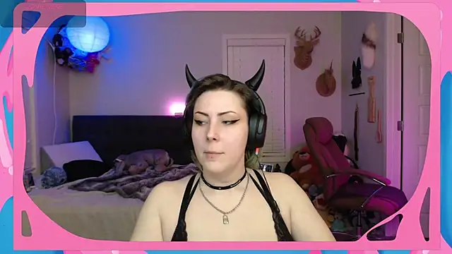 Snapshot of CirqueNoirBlu chatting on 11.21.25 CirqueNoirBlu online show from 11.21.25