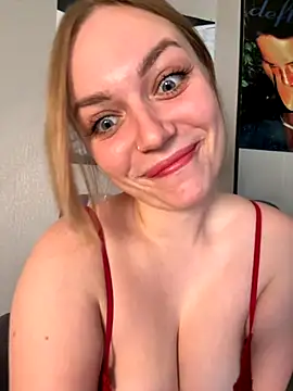 Snapshot of pink8ty chatting on 10.04.25 pink8ty online show from 10.04.25